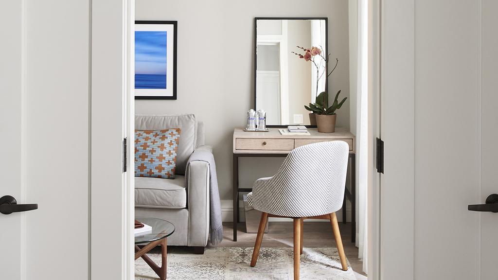 Suite,704196412:JPEG